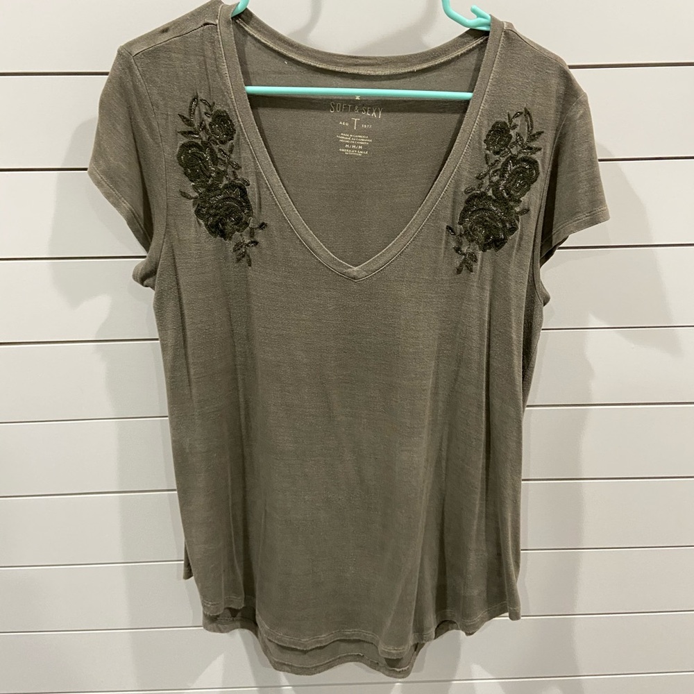 AE Soft & Sexy Army Green V Neck Rose Short Sleeve